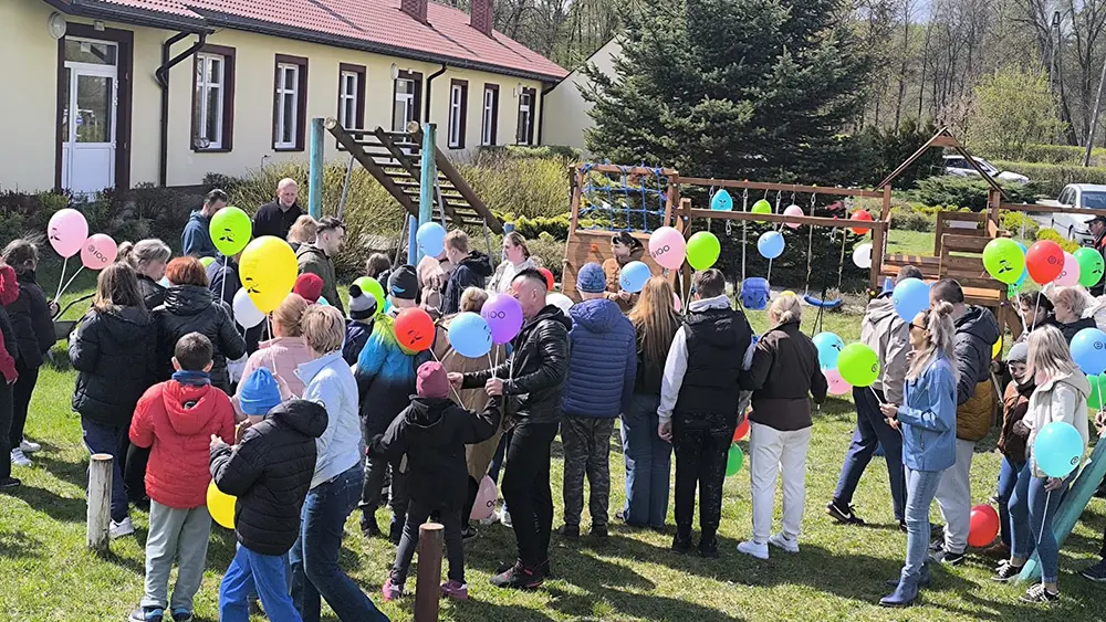 Nowy plac zabaw ufundowany przez firmę E100 i zbudowany przez Sosenka-pl na terenie SOSW w Bogumiłku.