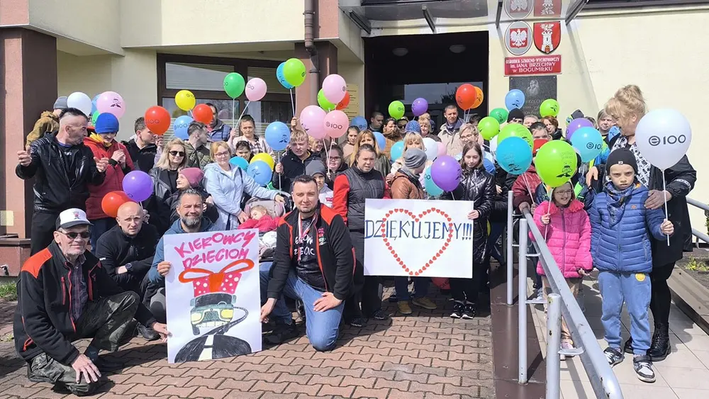 Pamiątkowe zdjęcie grupowe wychowanków ośrodka i kierowców z ufundowanymi upominkami.