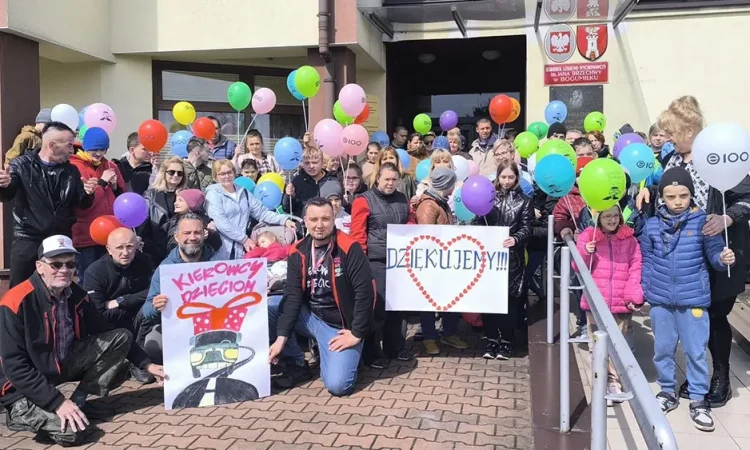 Pamiątkowe zdjęcie grupowe wychowanków ośrodka i kierowców z ufundowanymi upominkami.